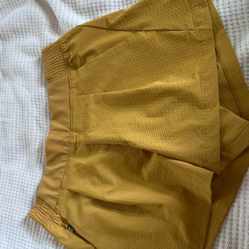 Athleta Textured Brooklyn Short in Tuscan Gold Womens 4 - Picture 7 of 12